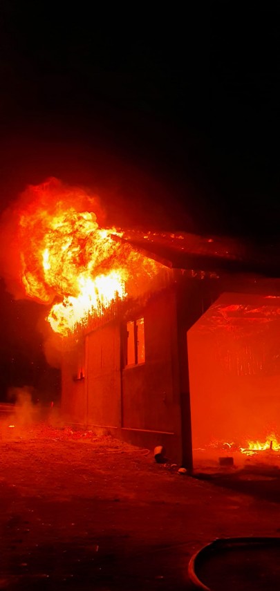 judetul suceava un gater si o casa distruse in urma unui incendiu violent o femeie insarcinata a suferit judetul suceava un gater si o casa distruse in urma unui incendiu violent o femeie insarcinata a suferit
