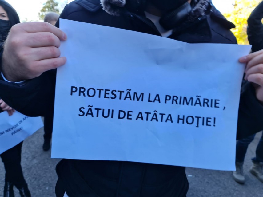 protest in constanta referitor la regulamentul din zona peninsulara oamenii au iesit in strada dupa sedinta protest in constanta referitor la regulamentul din zona peninsulara oamenii au iesit in strada dupa sedinta