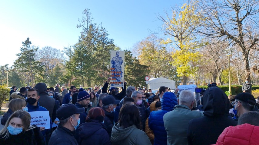 protest in constanta referitor la regulamentul din zona peninsulara oamenii au iesit in strada dupa sedinta protest in constanta referitor la regulamentul din zona peninsulara oamenii au iesit in strada dupa sedinta