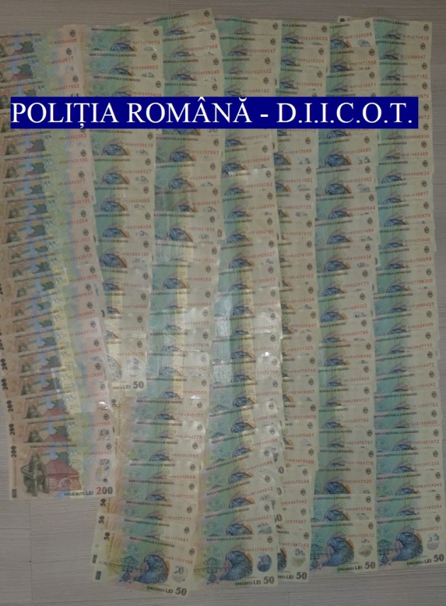 diicot doi cumparatori au venit la usa in timpul perchezitiilor la un traficant de droguri au fost confiscate diicot doi cumparatori au venit la usa in timpul perchezitiilor la un traficant de droguri au fost confiscate