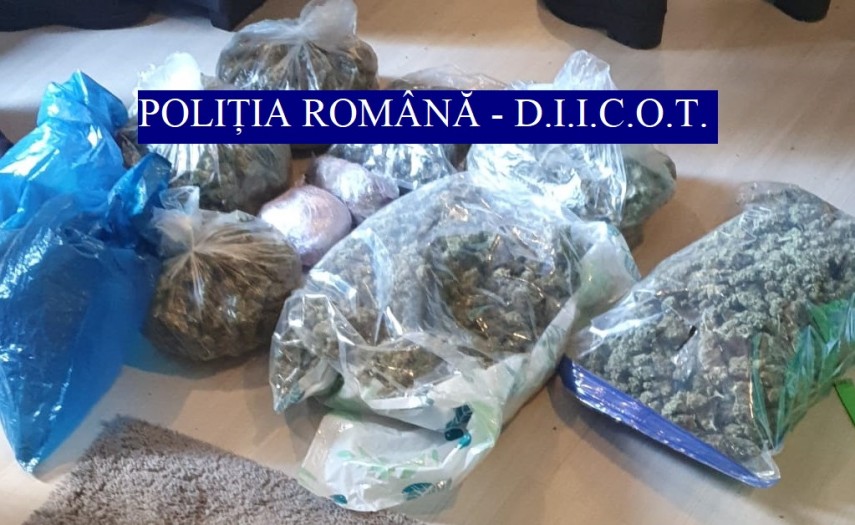 diicot doi cumparatori au venit la usa in timpul perchezitiilor la un traficant de droguri au fost confiscate diicot doi cumparatori au venit la usa in timpul perchezitiilor la un traficant de droguri au fost confiscate