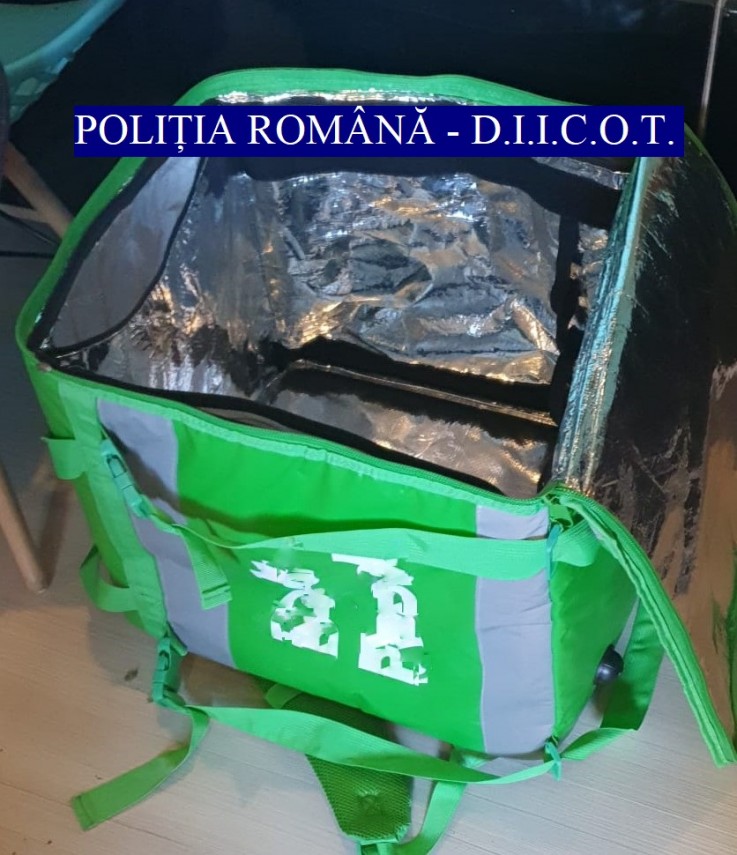 diicot doi cumparatori au venit la usa in timpul perchezitiilor la un traficant de droguri au fost confiscate diicot doi cumparatori au venit la usa in timpul perchezitiilor la un traficant de droguri au fost confiscate