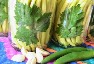 GastroArt Facem o listă cu murături mai neobișnuite? Încep cu mere, pepene galben și fasole verde cu ardei iute