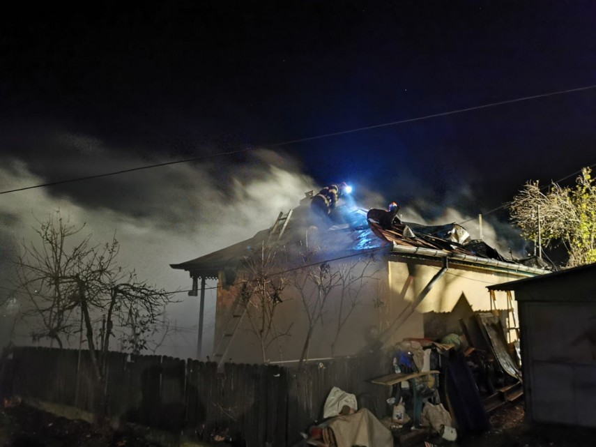 incendiu in judetul tulcea o casa in flacari un barbat a suferit arsuri la nivelul fetei galerie foto incendiu in judetul tulcea o casa in flacari un barbat a suferit arsuri la nivelul fetei galerie foto