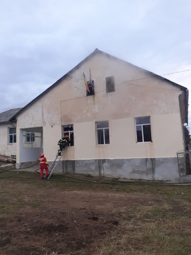 incendiu intr o sala de clasa la o scoala primara din gura humorului este degajare mare de fum galerie incendiu intr o sala de clasa la o scoala primara din gura humorului este degajare mare de fum galerie