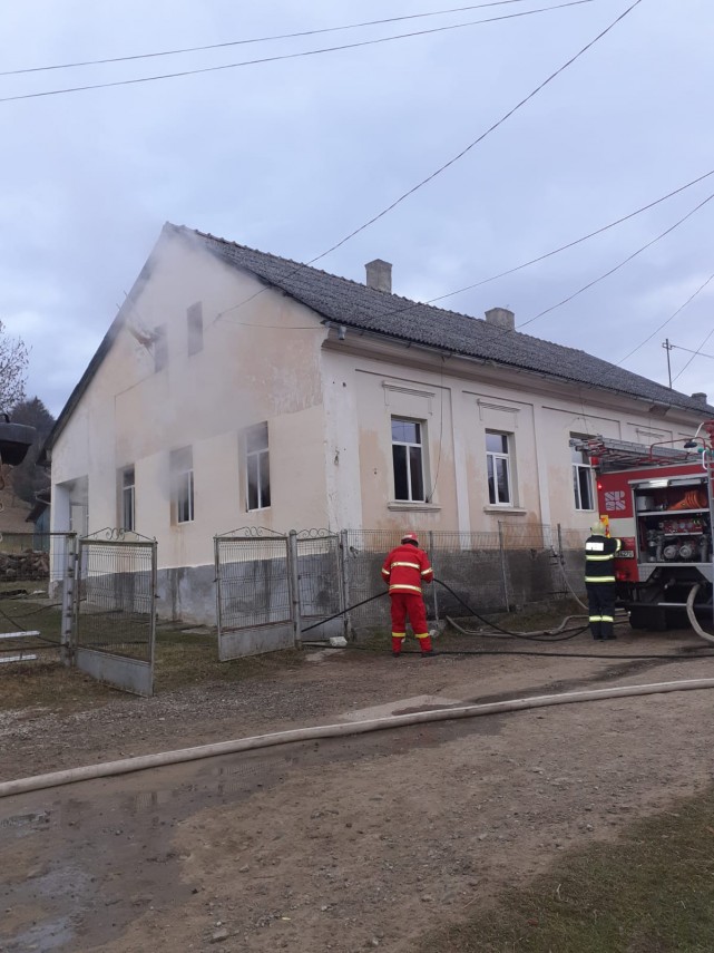 incendiu intr o sala de clasa la o scoala primara din gura humorului este degajare mare de fum galerie incendiu intr o sala de clasa la o scoala primara din gura humorului este degajare mare de fum galerie