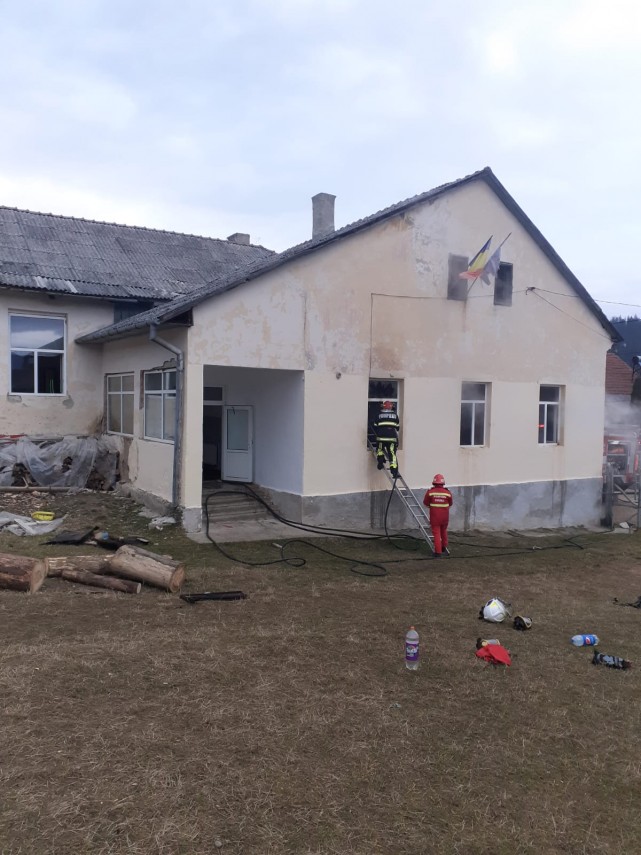 incendiu intr o sala de clasa la o scoala primara din gura humorului este degajare mare de fum galerie incendiu intr o sala de clasa la o scoala primara din gura humorului este degajare mare de fum galerie