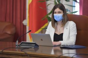 Vicepreşedintele Camerei Deputaţilor „5,5 milioane de români vor avea o explozie a preţului la energie electrică din cauza incompetenţei ministerului Energiei şi a ANRE“     