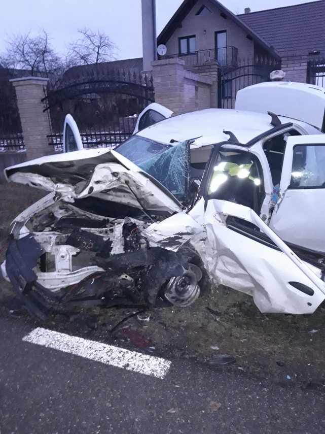 judetul suceava doua persoane ranite intr un accident rutier una dintre victime incarcerata galerie foto judetul suceava doua persoane ranite intr un accident rutier una dintre victime incarcerata galerie foto