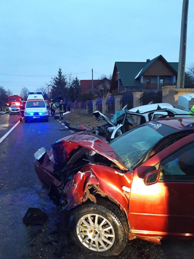 judetul suceava doua persoane ranite intr un accident rutier una dintre victime incarcerata galerie foto judetul suceava doua persoane ranite intr un accident rutier una dintre victime incarcerata galerie foto