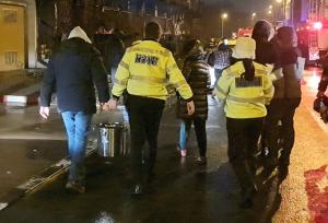 Imaginea zilei Poliția Locală Constanța a împărțit ceai către locatarii blocului distrus în incendiul de pe strada Nicolae Grindeanu (VIDEO)