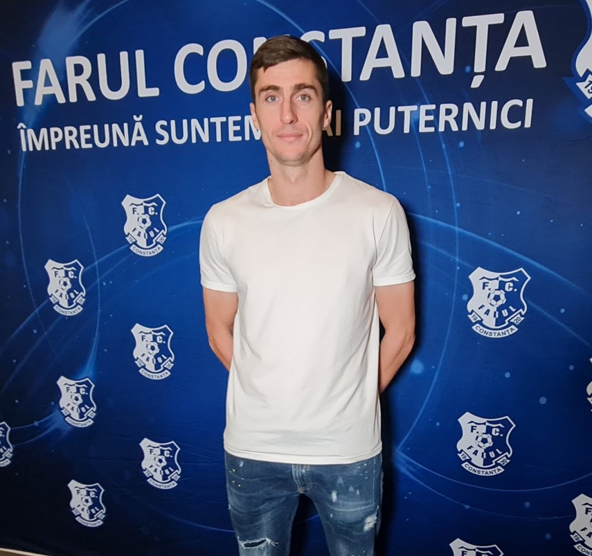 perla marinarilor tanarul enes sali a inramat tricourile cu care a debutat la farul si la echipa nationala perla marinarilor tanarul enes sali a inramat tricourile cu care a debutat la farul si la echipa nationala