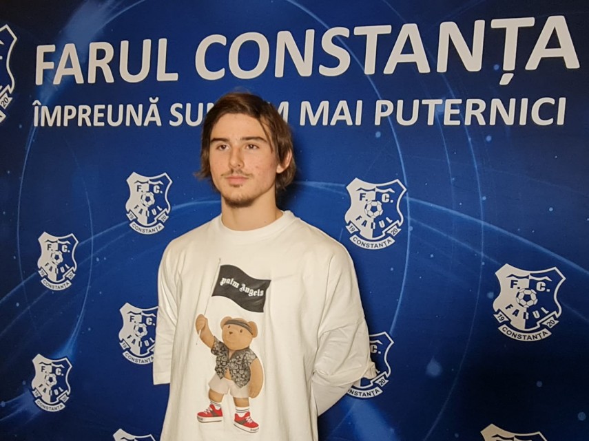 perla marinarilor tanarul enes sali a inramat tricourile cu care a debutat la farul si la echipa nationala perla marinarilor tanarul enes sali a inramat tricourile cu care a debutat la farul si la echipa nationala