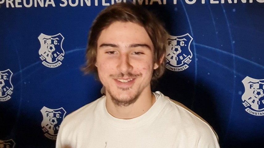 perla marinarilor tanarul enes sali a inramat tricourile cu care a debutat la farul si la echipa nationala perla marinarilor tanarul enes sali a inramat tricourile cu care a debutat la farul si la echipa nationala