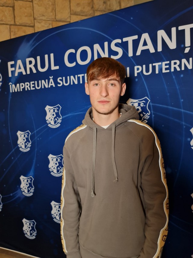 perla marinarilor tanarul enes sali a inramat tricourile cu care a debutat la farul si la echipa nationala perla marinarilor tanarul enes sali a inramat tricourile cu care a debutat la farul si la echipa nationala