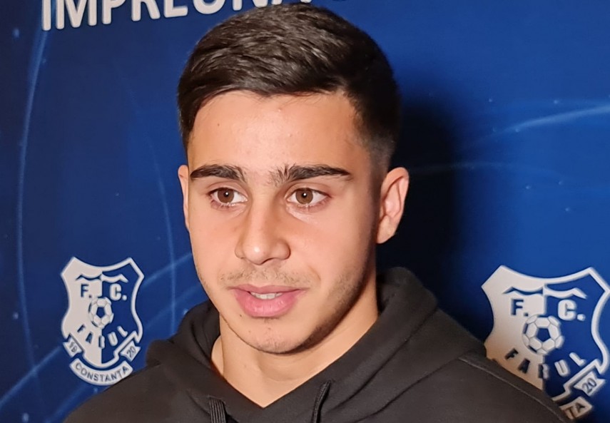perla marinarilor tanarul enes sali a inramat tricourile cu care a debutat la farul si la echipa nationala perla marinarilor tanarul enes sali a inramat tricourile cu care a debutat la farul si la echipa nationala