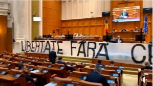 Protest al deputaţilor AUR în plen pentru retragerea proiectului certificatului verde \