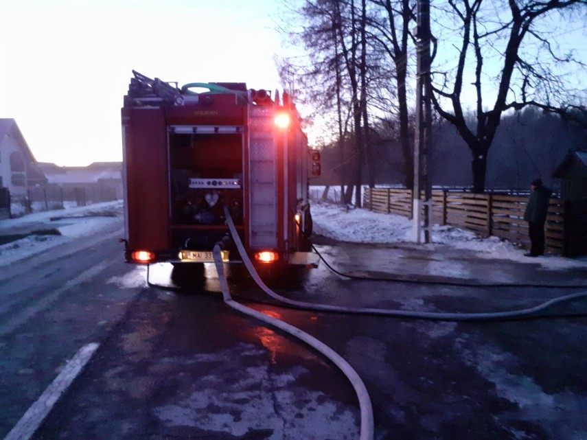 judetul suceava o femeie ranita intr un incendiu devastator izbucnit la un canrton silvic galerie foto judetul suceava o femeie ranita intr un incendiu devastator izbucnit la un canrton silvic galerie foto