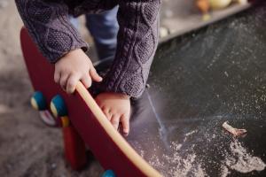 Creşele de stat vor fi arondate unităţilor de învăţământ preşcolar cu program prelungit. Ce schimbări aduce proiectul adoptat de Senat