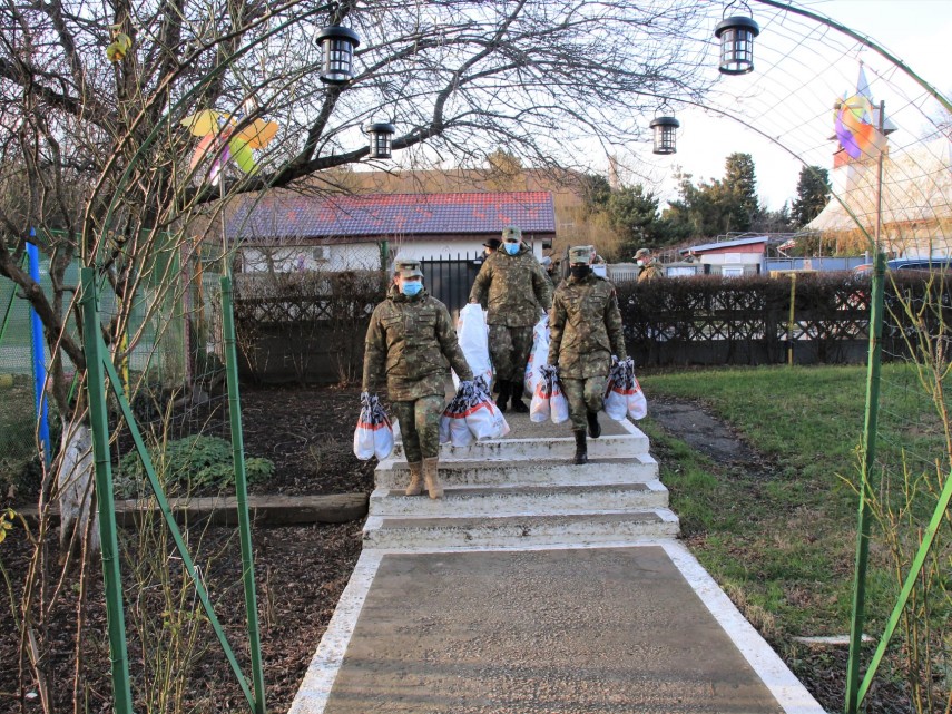 militarii brigazii 9 mecanizata marasesti ajutoarele lui mos craciun pentru copiii de la casa speranta militarii brigazii 9 mecanizata marasesti ajutoarele lui mos craciun pentru copiii de la casa speranta