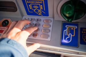 O bancă din Marea Britanie a distribuit clienților peste 150 de milioane de euro, din greșeală, chiar în ziua de Crăciun