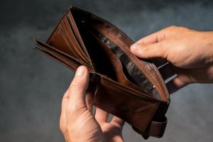 Salariul minim, punctul de pensie şi alocaţia cresc de la 1 ianuarie. Lista scumpirilor care urmează în 2022 