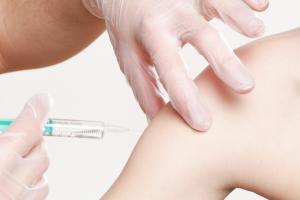 Un bărbat din Italia a încercat să se vaccineze în braţul în care avea o proteză din silicon, pentru a face rost de certificat